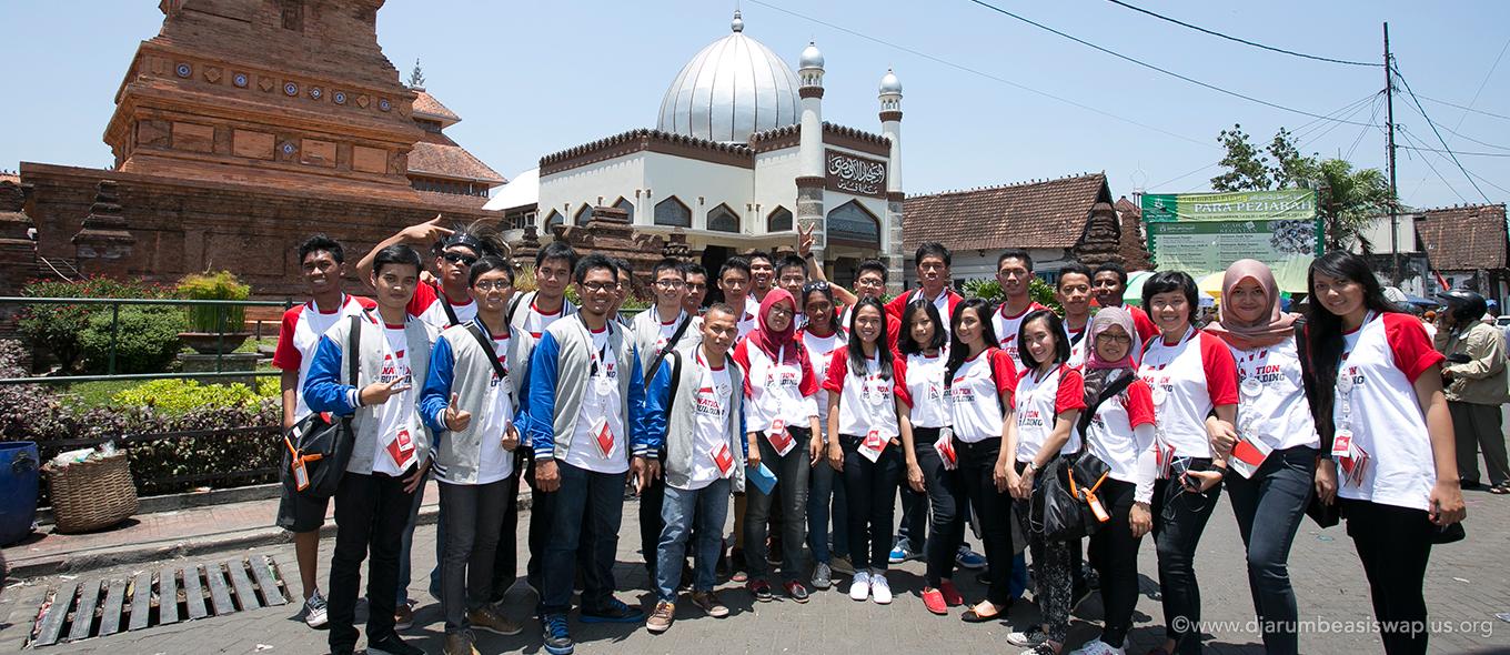 Jejaki Budaya Bangsa, Menyatu dengan Alam