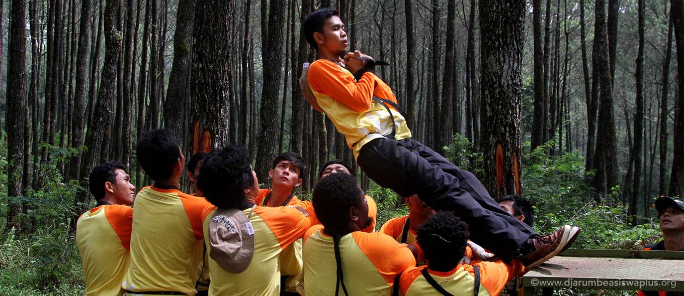 Ubah Keraguan dengan Trust Fall