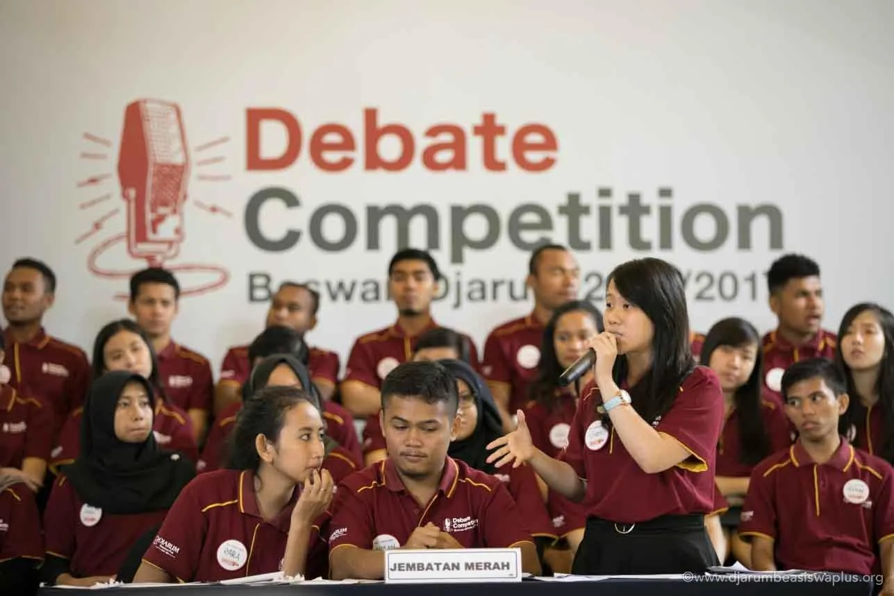 Kritis dan Piawai Berdebat