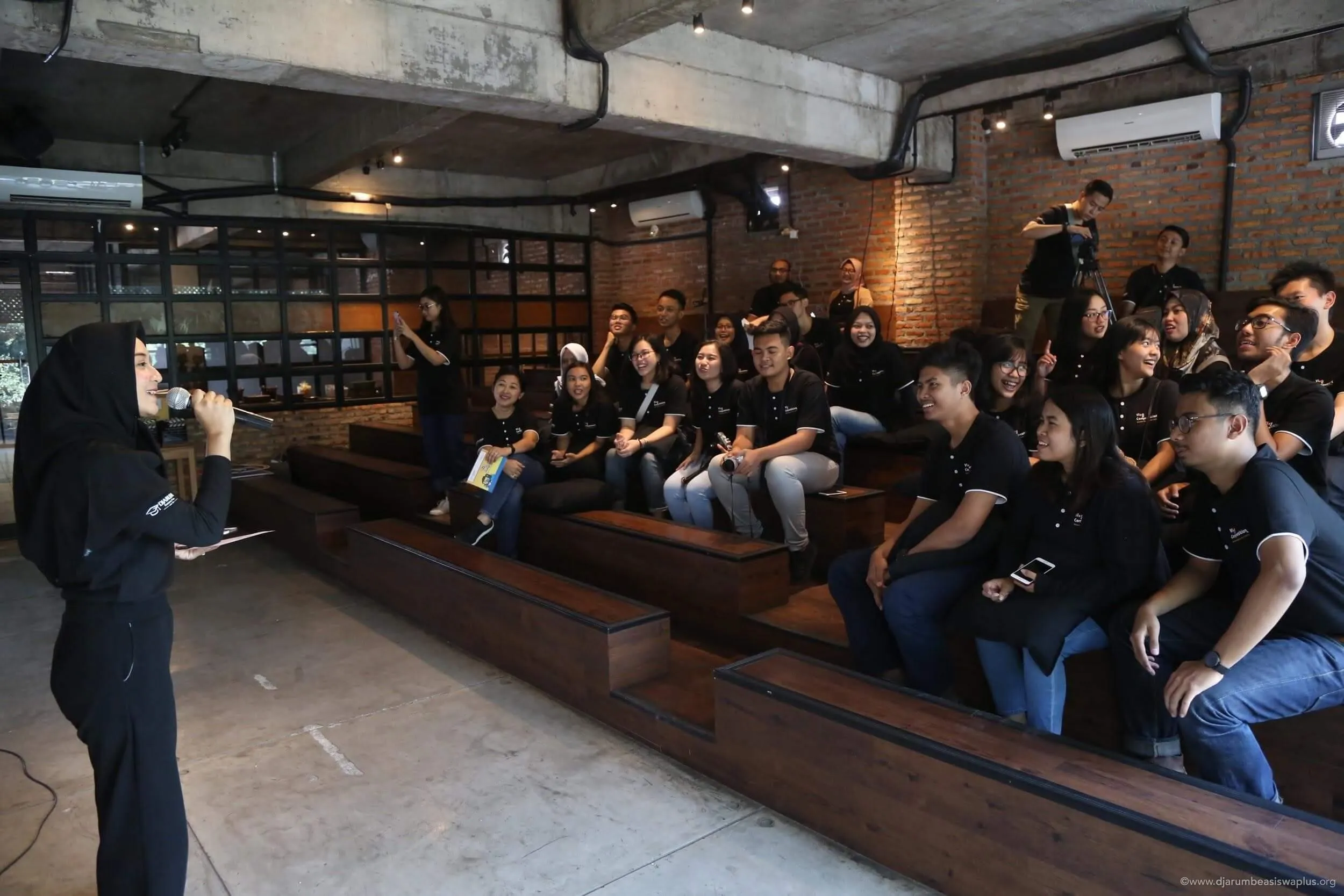 Nge-Vlog dan Tunjukkan Keberagaman Indonesia